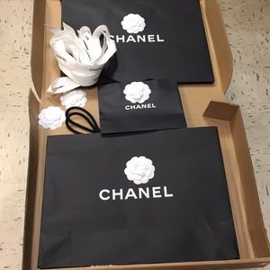 3 shopping bag .. 3 ribbons.. 2 extra flowers